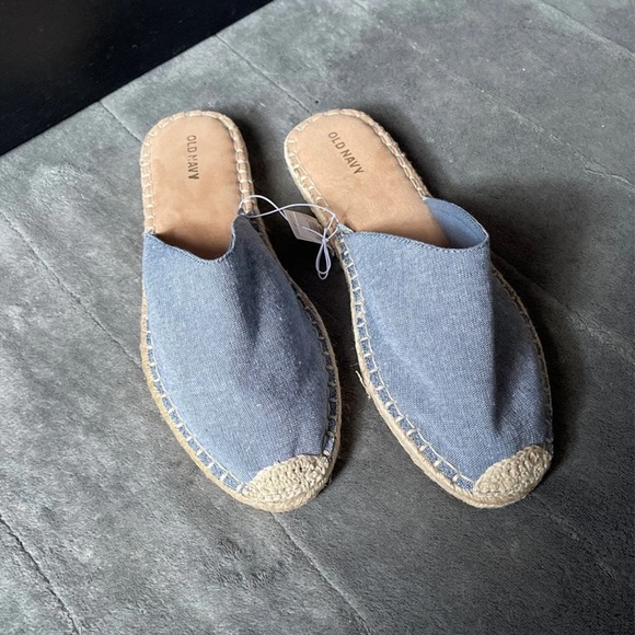 Old Navy Slip On Sandals. - Picture 1 of 5